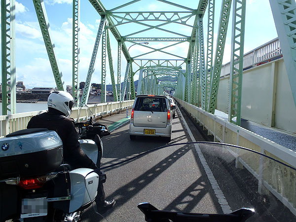 県境の橋の上にて